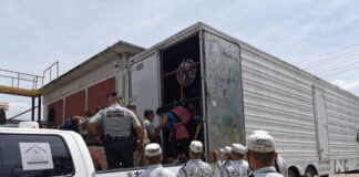 Rescatan a más de 90 migrantes hacinados en un camión en México, 63 eran menores. Rescatan a 93 migrantes que viajaban en un camión en México