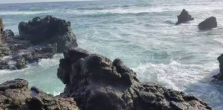 Continúan búsqueda de menor que cayó al mar en Rosarito. Acantilado en el mar del océano pacífico