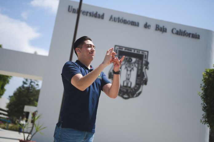 Alfredo Cano Domínguez, primer egresado de UABC que cursó carrera con apoyo de intérprete de señas