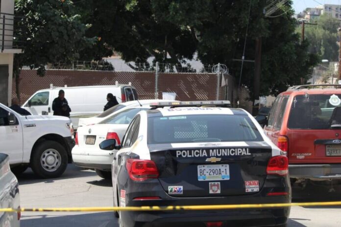 Atacan a balazos a policía municipal en Tijuana