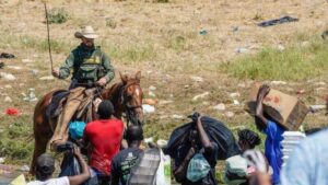 Border Patrol en caballos utilizó látigos contra migrantes