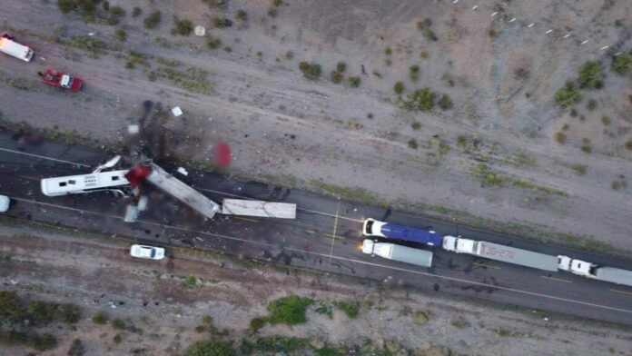 Camionazo en Sonora deja varios muertos Camionazo en Sonora deja varios muertos