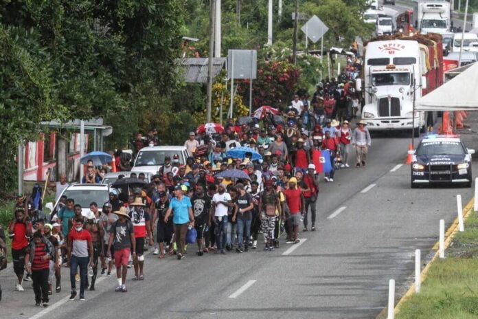 Caravana migrante caminando por México