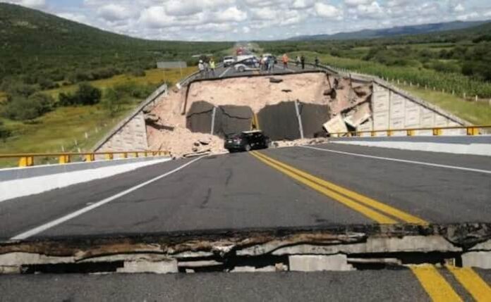 Colapsa puente en Tula