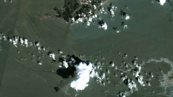 Imágenes satelitales muestran fuga de petróleo