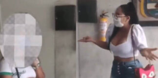 VIDEO: Niegan entrada a mamá de estudiante por su forma de vestir. Impiden entrada a mamá de estudiante por vestir inapropiadamente