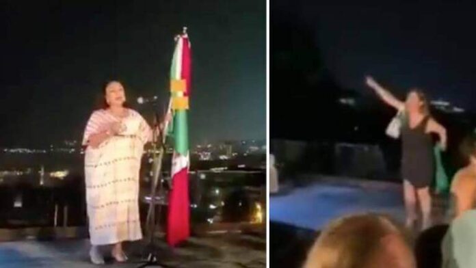 Mujer protesta durante Grito de Independencia por mencionar a López Obrador