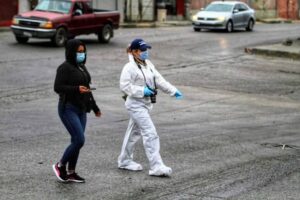 Personal de periciales trabaja escena del crimen