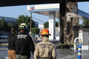 Personal de protección civil supervisando la estación