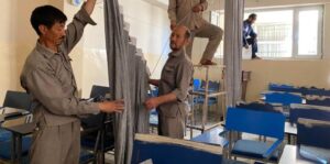 Separan a hombres y mujeres con una cortina en aulas de Afganistán