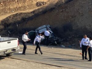 Tráiler se impactó con dos patrullas en Tijuana, foto Margarito Martínez Esquivel 4-4