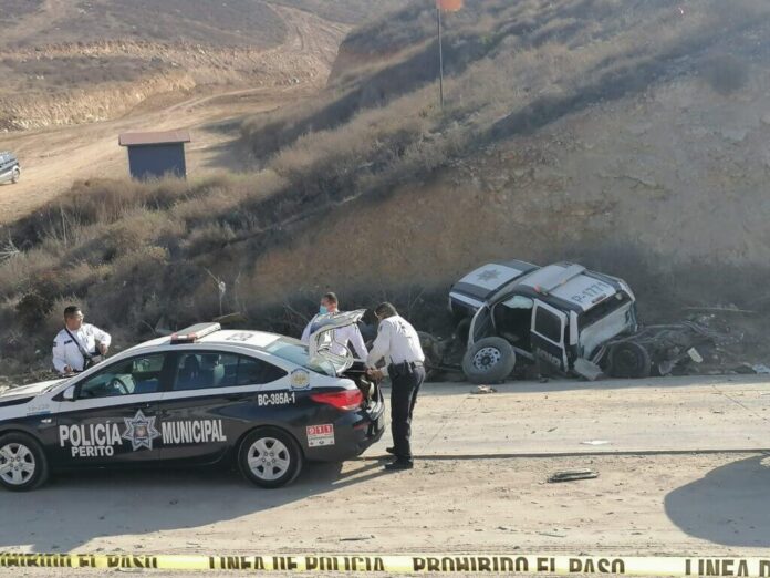 Tráiler se lleva y destruye patrullas de policías en Tijuana