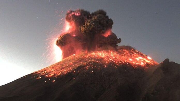 Volcán Popocatépetl hace erupción