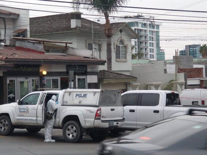 Encuentran hombre muerto en casa de La Recta de Tijuana. Foto, Margarito Martínez Esquivel 4-4