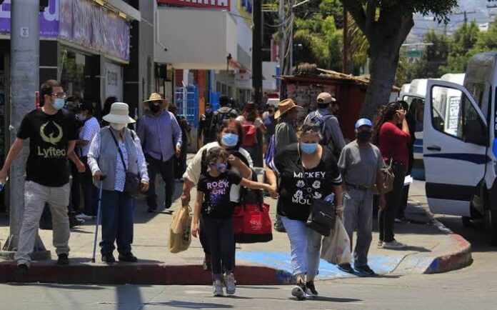 Gente caminando en las calles de Tijuana Gente caminando en las calles de Tijuana