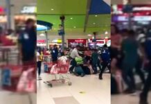 VIDEO: Discusión por una mesa terminó en pelea campal en NL. Pelean por una mesa y terminan en golpes