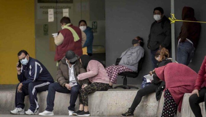 Personas esperando afuera de hospital durante la pandemia