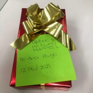 Los regalos fueron recibidos a nombre de Ana Plugo