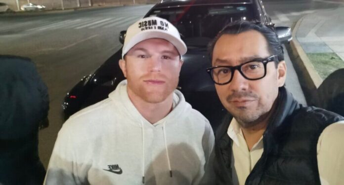 Canelo Álvarez con un fan en la calle