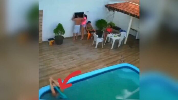 Joven se enreda en filtro de piscina