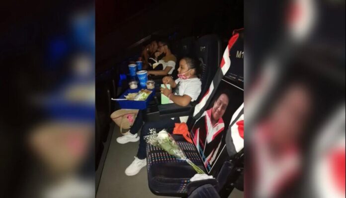 Murió antes del estreno de Spider Man y llevaron su foto al cine Murió antes del estreno de Spider Man y llevaron su foto al cine