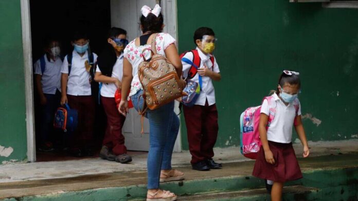 Niños en escuela durante la pandemia