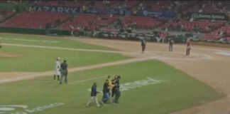 VIDEO: Policías sacan a umpire supuestamente borracho de juego de béisbol. Sacan a umpire de juego de béisbol
