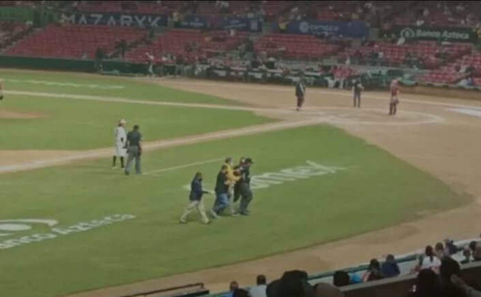 Sacan a umpire de juego de béisbol