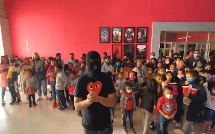 Youtuber enmascarado lleva a niños a ver Spiderman al cine