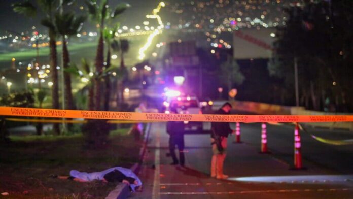Atropellamiento en Avenida Internacional - Carretera Tijuana - Ensenada. Foto Arturo Rosales Atropellamiento en Avenida Internacional - Carretera Tijuana - Ensenada. Foto Arturo Rosales