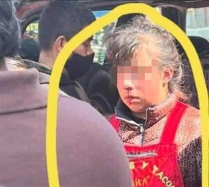 Mujer golpea a menor por celos