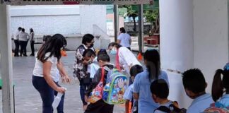 Posponen regreso a clases presenciales en Baja California. Niños en la escuela durante la pandemia