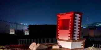 Derriban estatua dedicada a AMLO; sólo duró tres días.