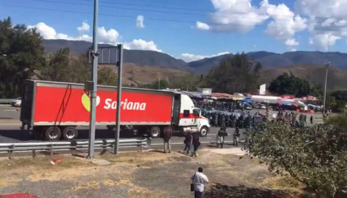 Estudiantes dejan ir camión sobre policías Estudiantes dejan ir camión sobre policías