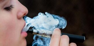 Vapeadores son tan dañinos como el cigarro: Instituto de Psiquiatría. Fumando con vapeador