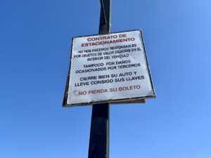 Letrero de advertencia en estacionamiento de centro comercial