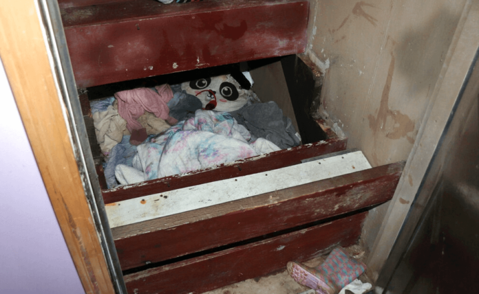 Niña desaparecida estaba debajo de las escaleras