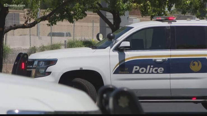 Oficiales en Phoenix golpean a menor de 13 años