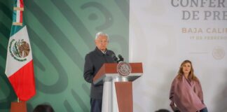 VIDEO: Entre gritos y empujones salió AMLO de la mañanera en Tijuana. Presidente Andrés Manuel López Obrador en Tijuana
