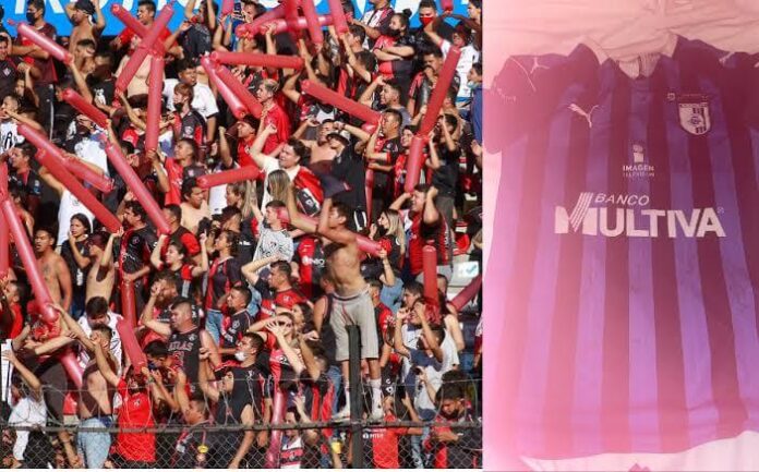 Aficionado de Querétaro prestó su camisa a aficionada del Atlas