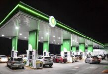 Alza en combustibles orilla a estadounidenses a cargar en México. Estación de gasolina BP en México