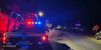 Asesinan a 20 personas en palenque de Michoacán. Policía de Michoacán de noche
