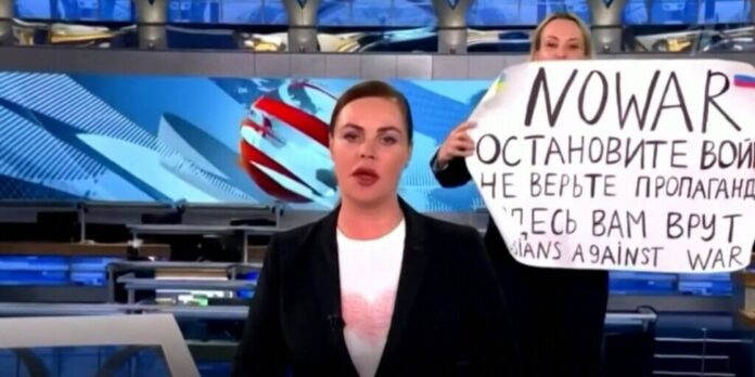 Protesta rusa en pleno noticiario