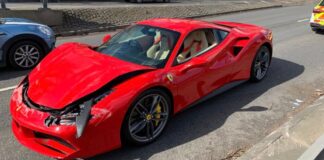 Compró un Ferrari y lo chocó apenas saliendo de la agencia. Ferrari fue chocado al salir de la agencia