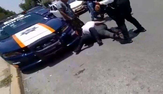 Automovilistas y policía terminan en el piso