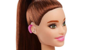 Barbie presenta primera muñeca con audífonos de discapacidad auditiva.