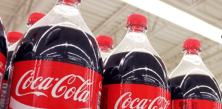 Lanza Coca-Cola botellas con tapas que no se desprenden.