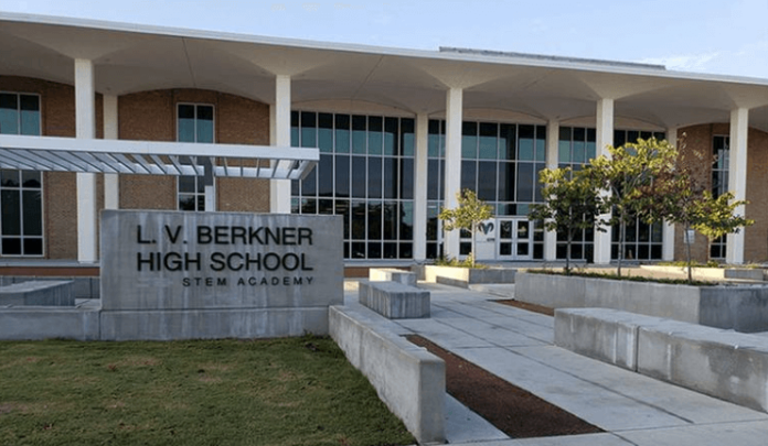 Detectan estudiante con armas