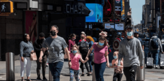 Vuelven cubrebocas a Nueva York ante repunte de contagios. Gente con cubrebocas en Nueva York