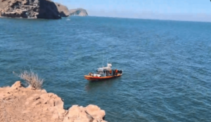 Lancha en medio del mar